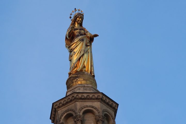 Statue Papstpalast Avignon