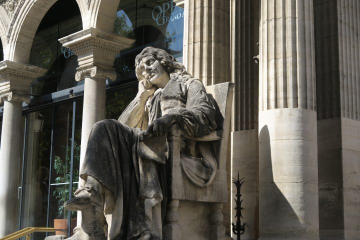 Statue vor der Oper von Avignon