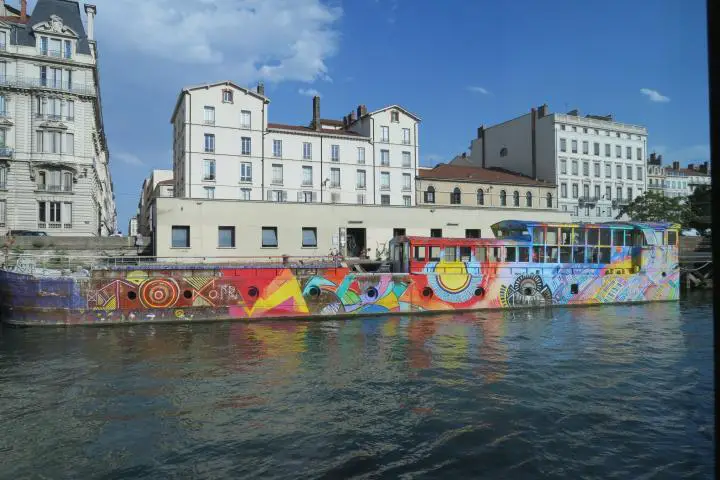 Buntes Hausboot in Lyon, Arosa Luna