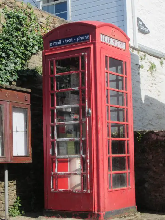 Rote englische Telefonzelle mit der Aufschrift Email - Text - Phone