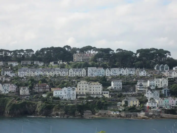 Blick von Polruan auf Fowey - hoch über dem Dorf thront das Fowey Hall Hotel