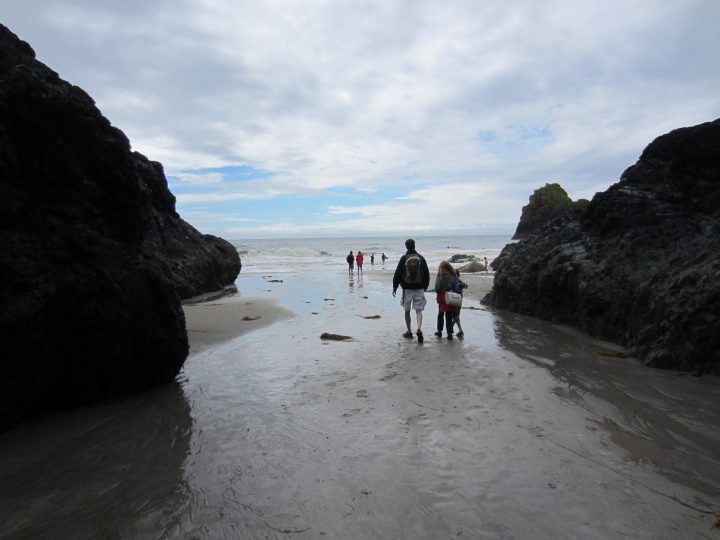 Weg durch die Felsen am Strand der Kynance Cove