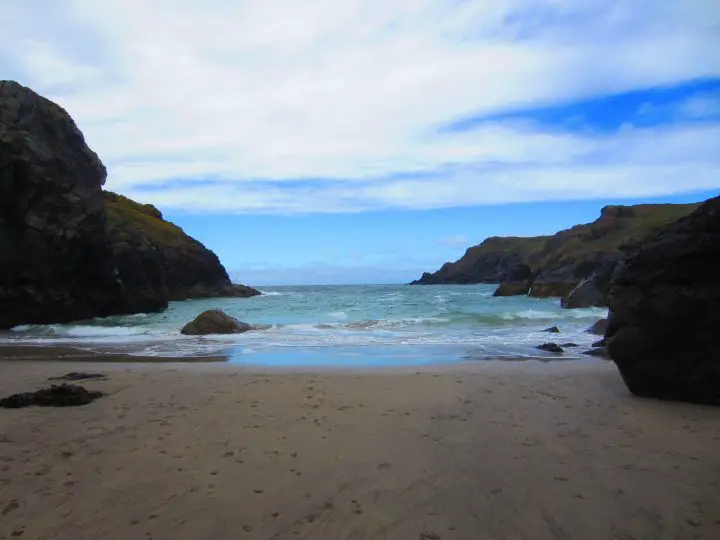Farbenspiel - die Sonne lässt das Meer in Cornwall leuchten