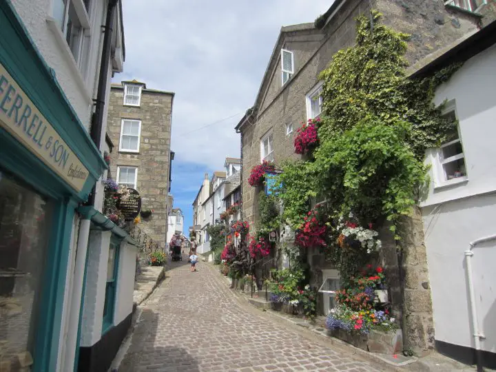 Kleine Gasse in St. Ives. Blumengeschmückt und mit Kopfsteinpflaster