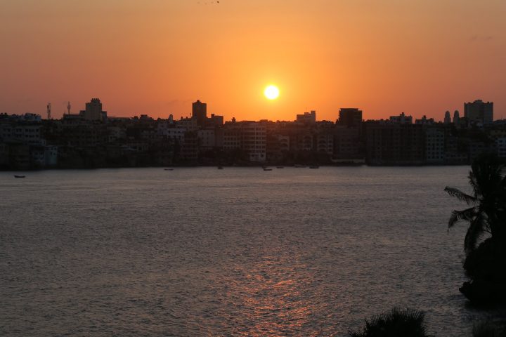 Sonnenuntergang über der Altstadt von Mombasa, Kenia, Kenia mit Kindern