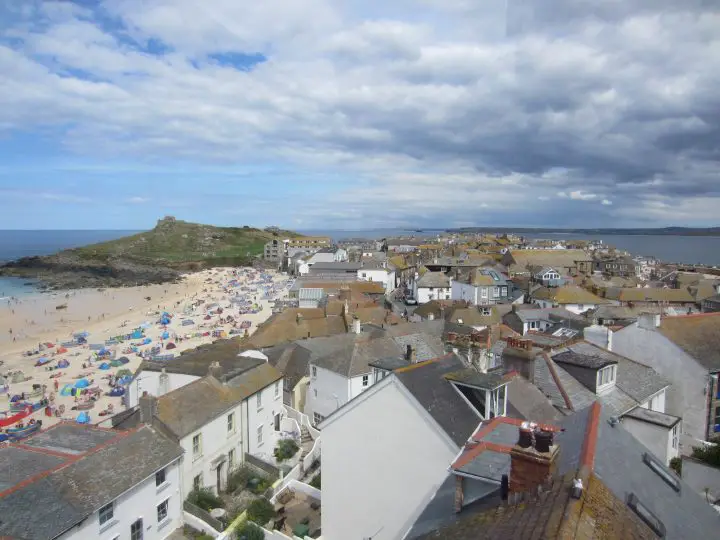 Blick von der Tate Gallery auf St. Ives und die Strände und den Hafen