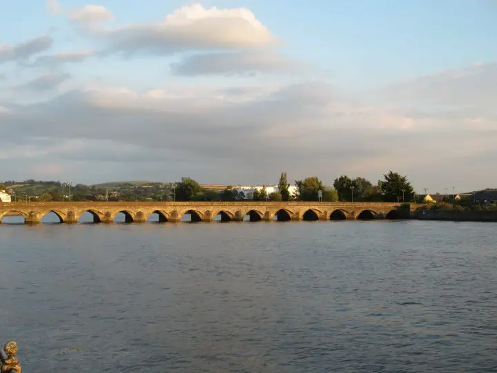 Eine lange alte Brücke führt über den Fluss Taw in Barnstaple