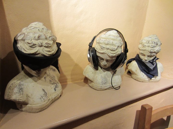 Nichts sehen, nichts hören, nichts sprechen - Skulpturen im Custom House in Barnstaple