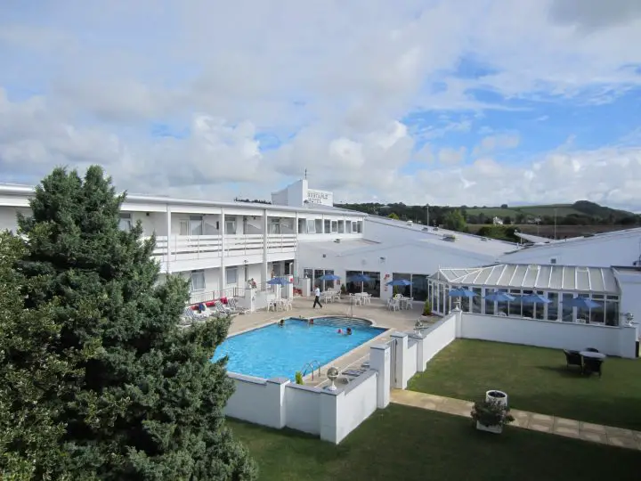 Das Barnstaple Hotel verfügt über einen hübschen Garten und einen schönen Pool