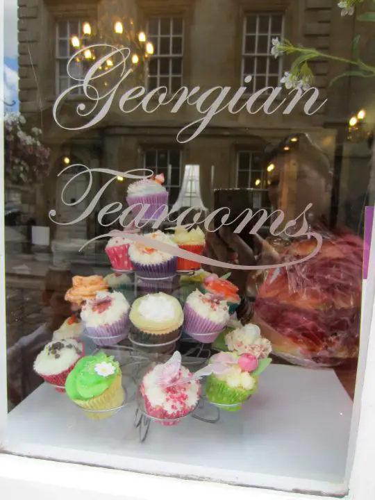 Die verführerischen Schaufenster der Georgian Tearooms in Bath: Cupcakes in allen Variationen!