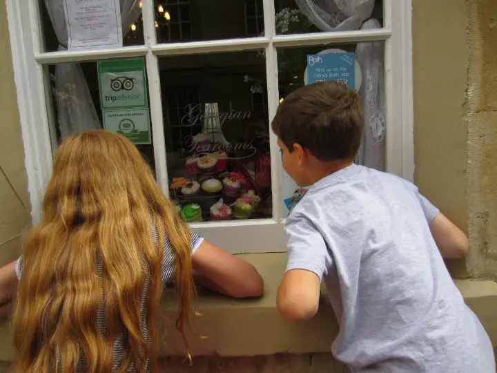 Kinder können den leckeren Cupcakes in Bath nicht wiederstehen. Sie klettern auf den Fenstersims und versuchen einen Blick auf die leckere Muffins zu erhalten.
