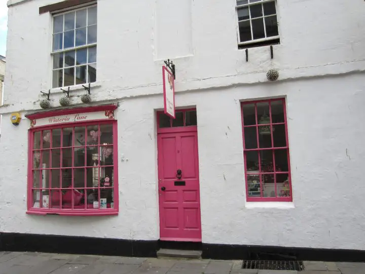 Bildschöner Laden in Bath: Pinkfarbene Haustür und Schaufenster - und heißt auch noch Wisteria Lane