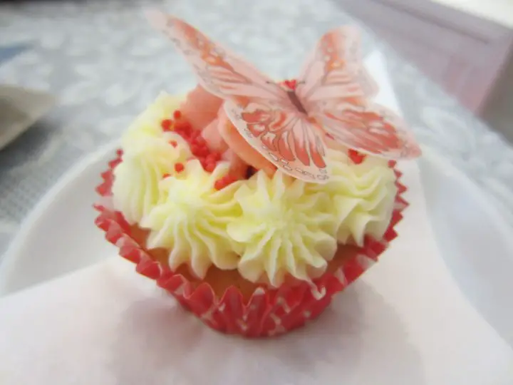 Ein rot-weißer Cupcake mit einem wunderschönen Schmetterling - viel zu schade zum Essen!