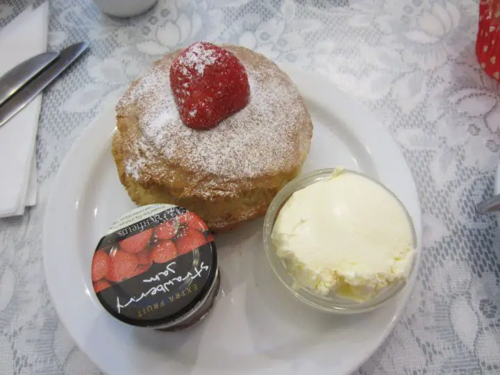 Typisch englisch: Cream Tea - Scones mit Clotted Cream und Erdbeermarmelade