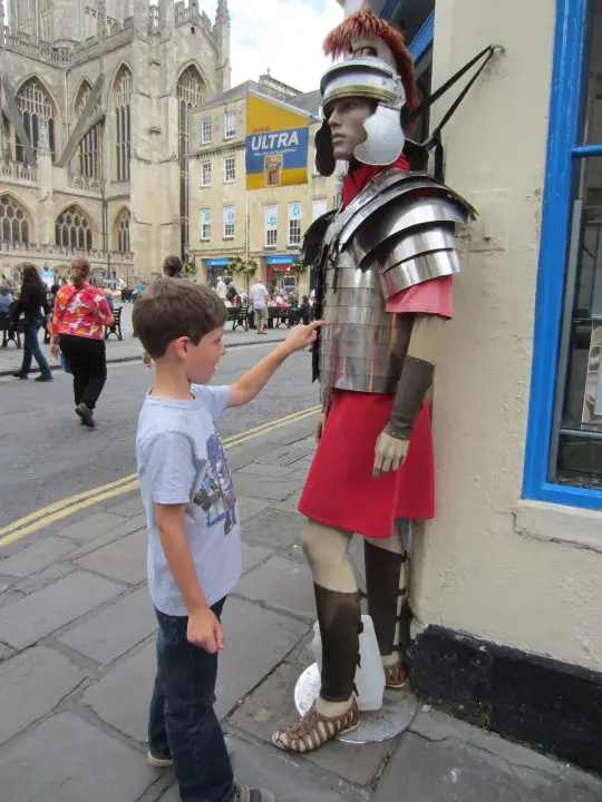 Kleiner Junge trifft großen Römer - Begegnung vor der Kathedrale in Bath