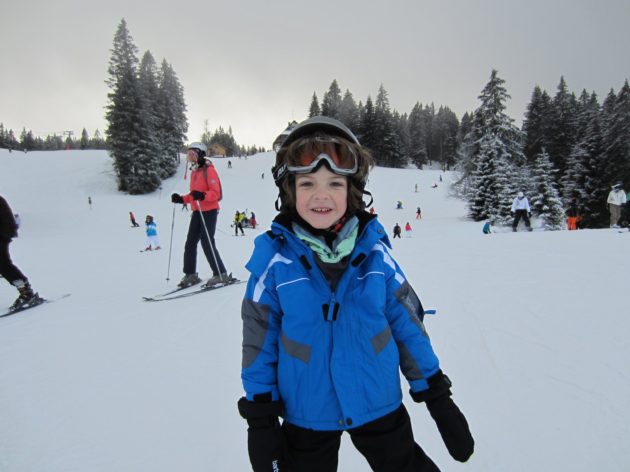 Junge vor Piste am Feldberg