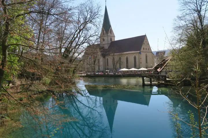 Kirche von Blaubeuren spiegelt sich im See