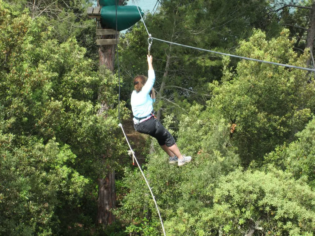 Zip-Line im Hochseilgarten am Lac de la Cavayère