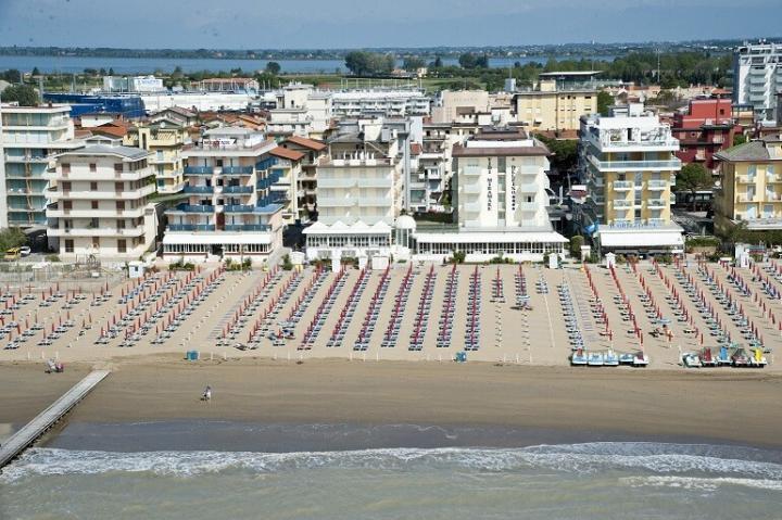Blick auf das Hotel Vidi Miramare & Delfino am Stand von Lido di Jesolo