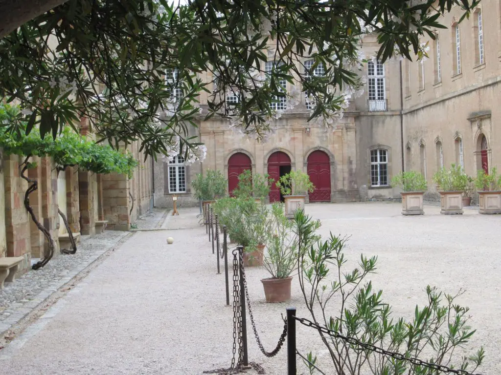 Innenhof der Benediktiner-Abtei in Lagrasse