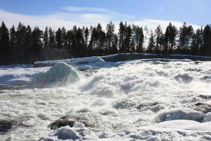 Wenn Wasser und Schnee verschmelzen - die Wasserfälle von Storforsen - Schwedisch Lappland