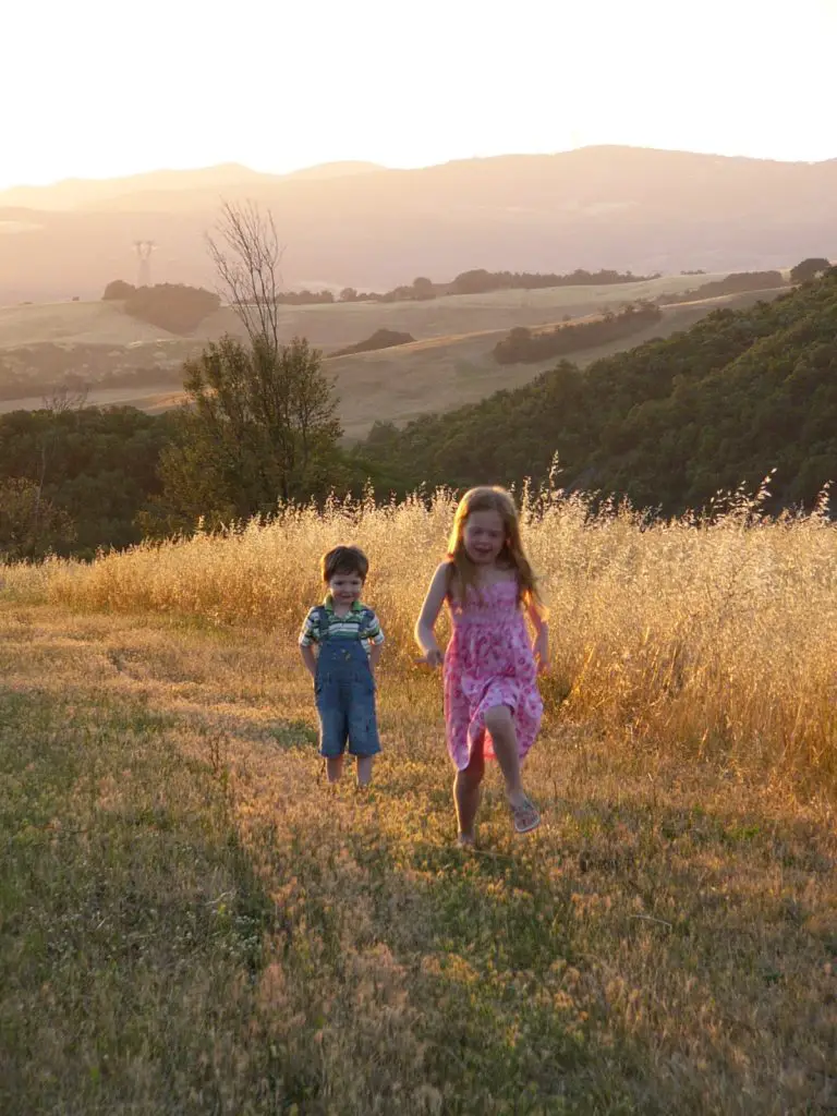 Kinder spielen bei Sonnenuntergang in der Toskana bei Volterra