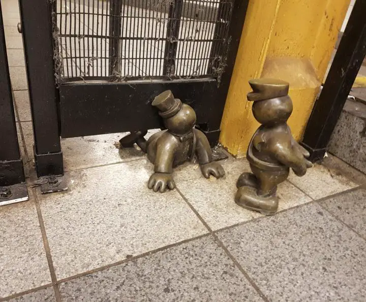 kleine bronzefiguren von tim otterness in New york