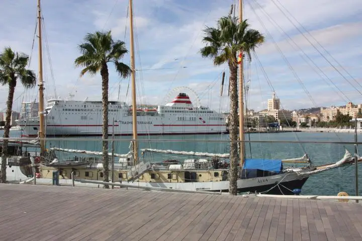 Blick vom Hafen-Open-Air-Mall Muelle Uno auf die Altstadt von Málaga