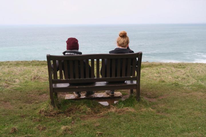 Bank mit Meerblick vom Coast Path in Cornwall