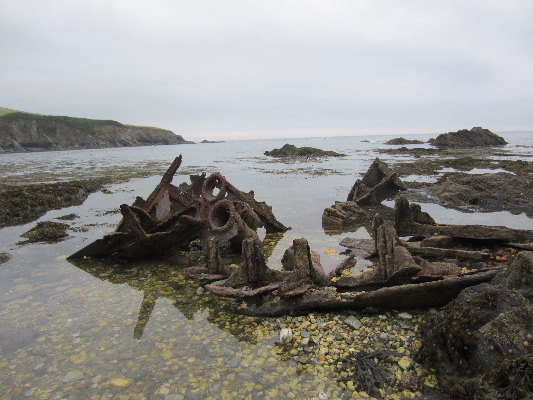 Schiffswrack in Menabilly Cove