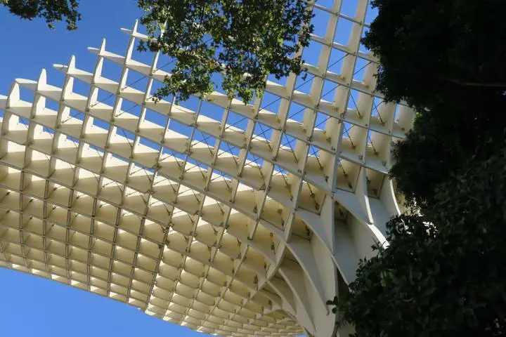 Metropol Parasol Sevilla von unten betrachtet