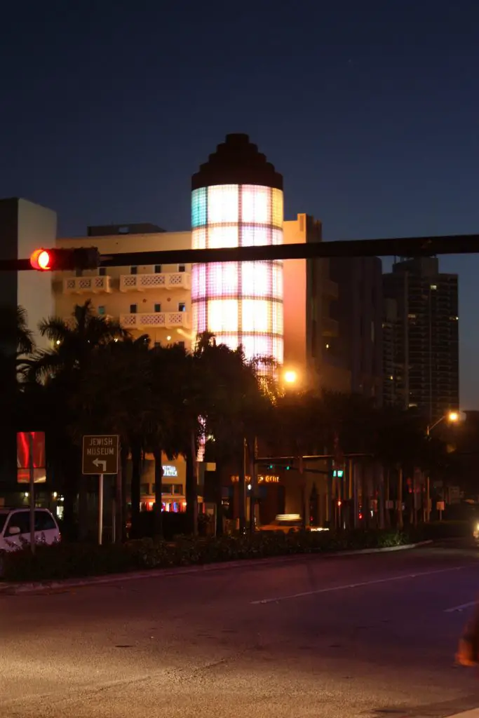 Farbenfroh beleuchtete Gebäude in Miami Beach