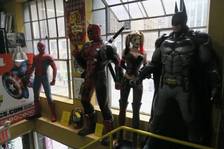 Midtown Comics NYC mit Comic Figuren