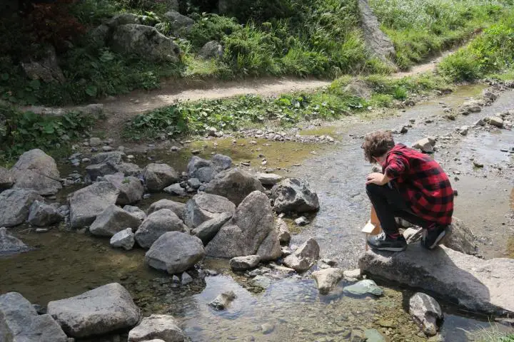 Mit dem Forscherkit bauen wir ein Wasserrad am Bach