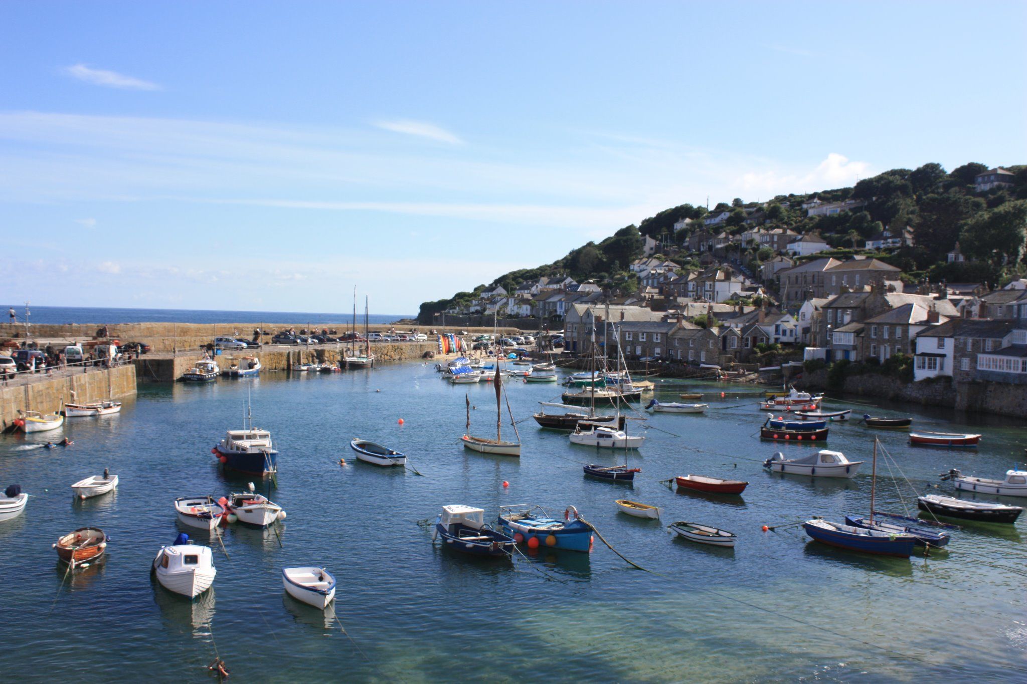 hafen mit bunten Booten in Mousehole, Cornwall