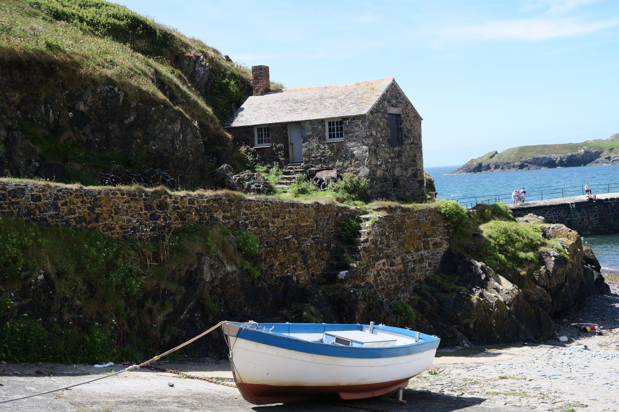 Kleines Boot in der Mullion Cove