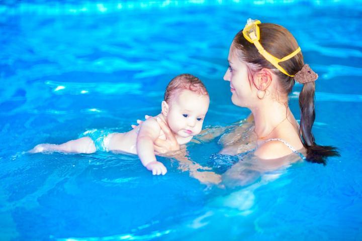 Baby mit Schwimmwindel Splashers von Pampers