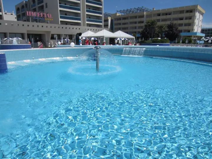 Pool mit Wasserspiel im Hotel Imperial im Urlaub in Bibione mit Kindern