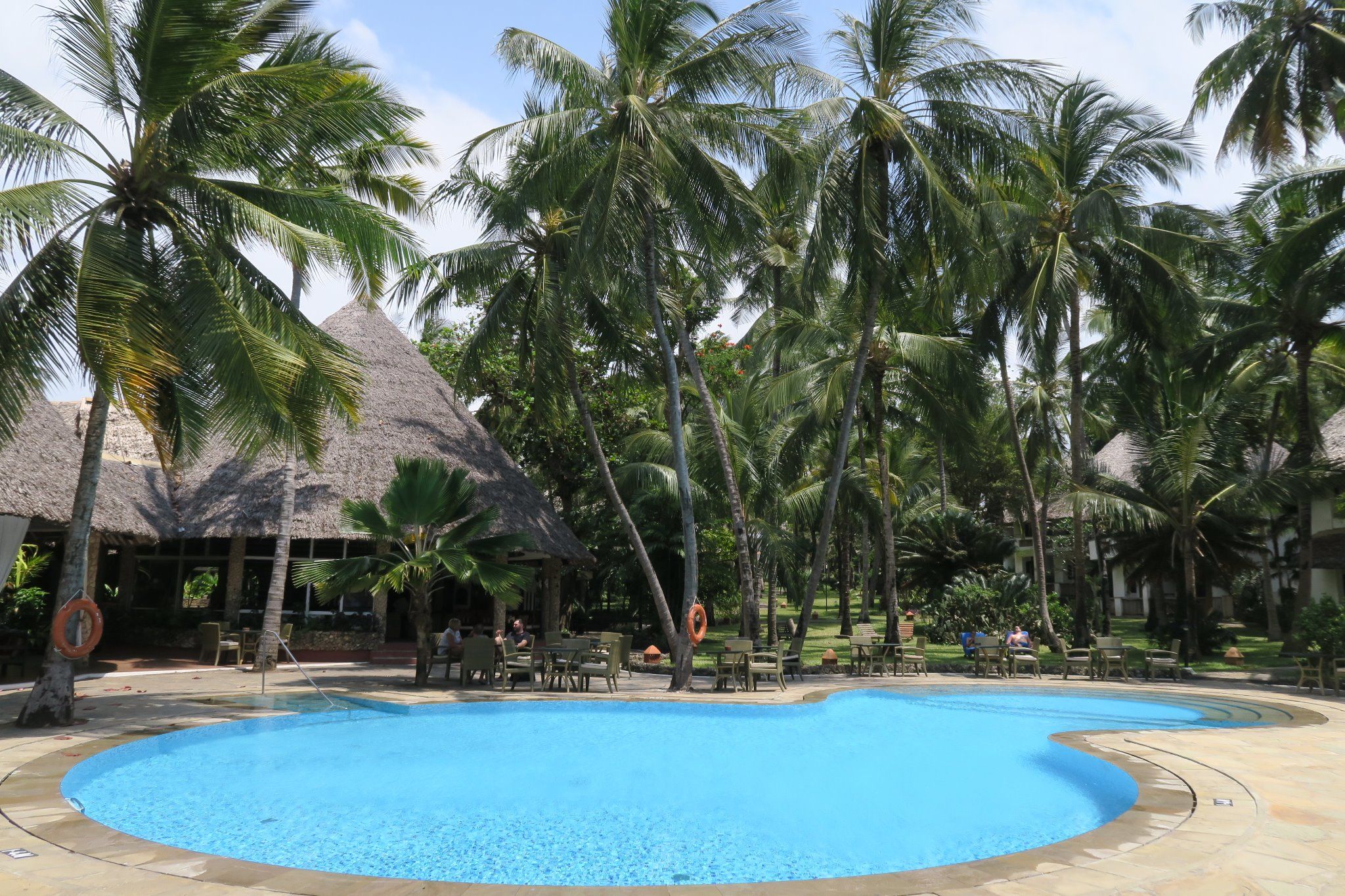 Traumpool mit Palmen in der Severin Sea Lodge, Kenia