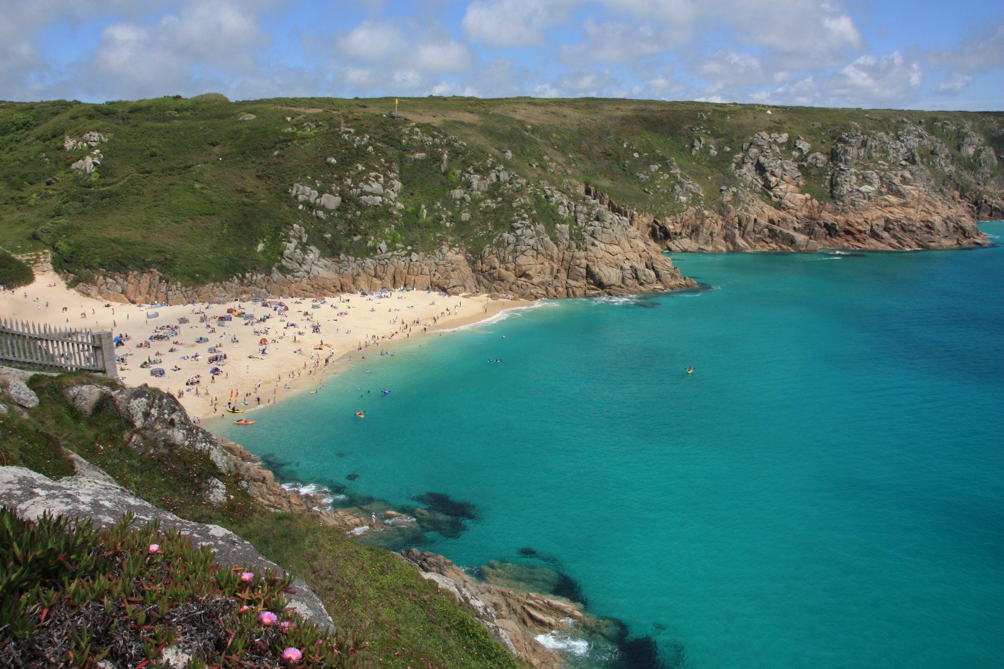 Porthcurno Beach mit smaragdgrünem Wasser