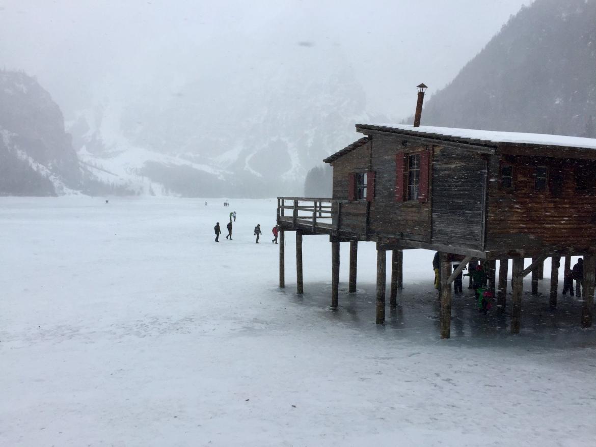Pragser Wildsee zugefroren mit Wolken