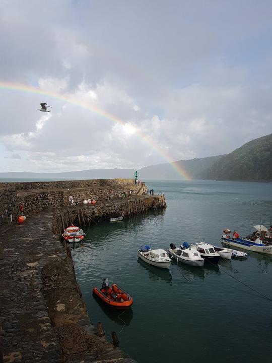 Regenbogen am Hafen von Clovelly, Devon