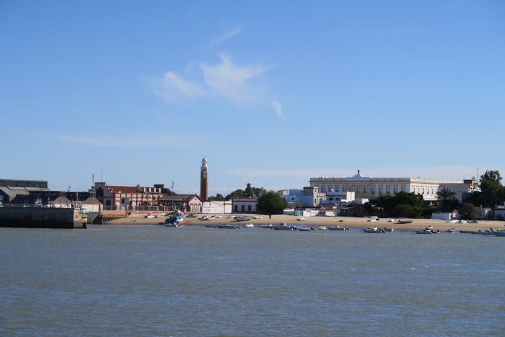 Blick vom Fluss auf Sanlucar de Barrameda