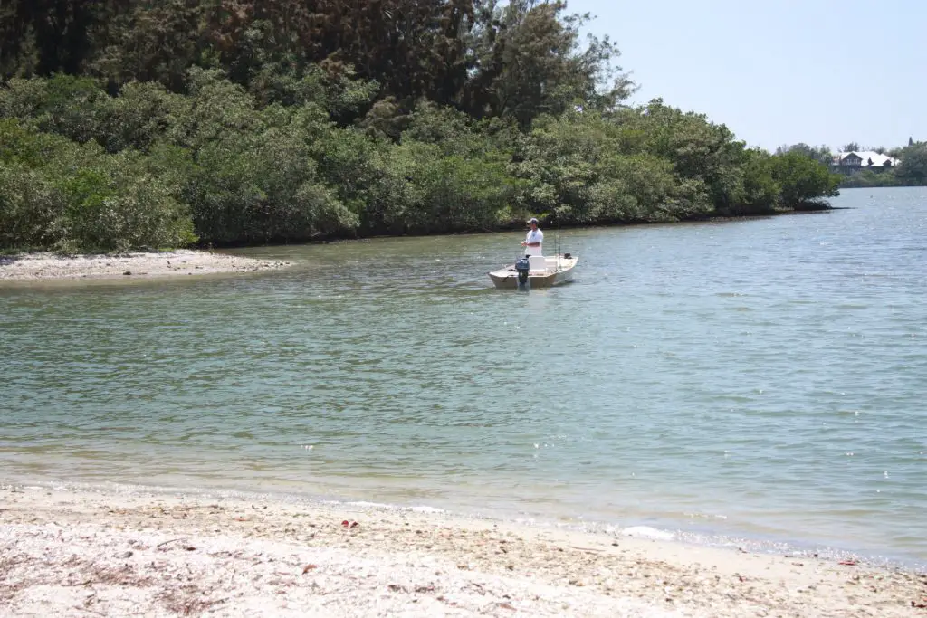 Ein Angler genießt die Ruhe der Sarasota Bay, Florida