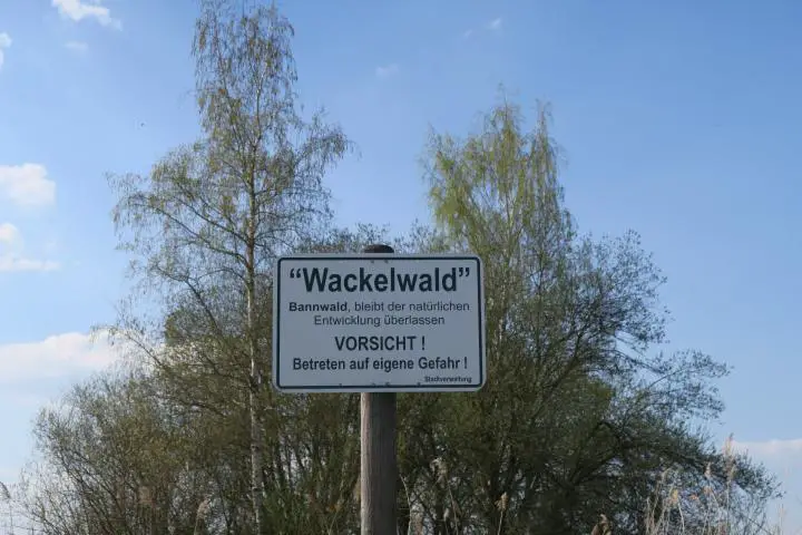 Schild zum Wackelwald