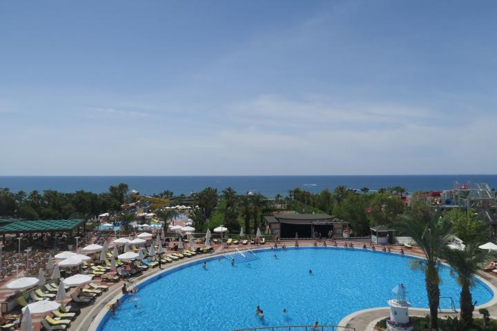 Blick auf den Pool und das Meer im Hotel Sentido Turan Prince