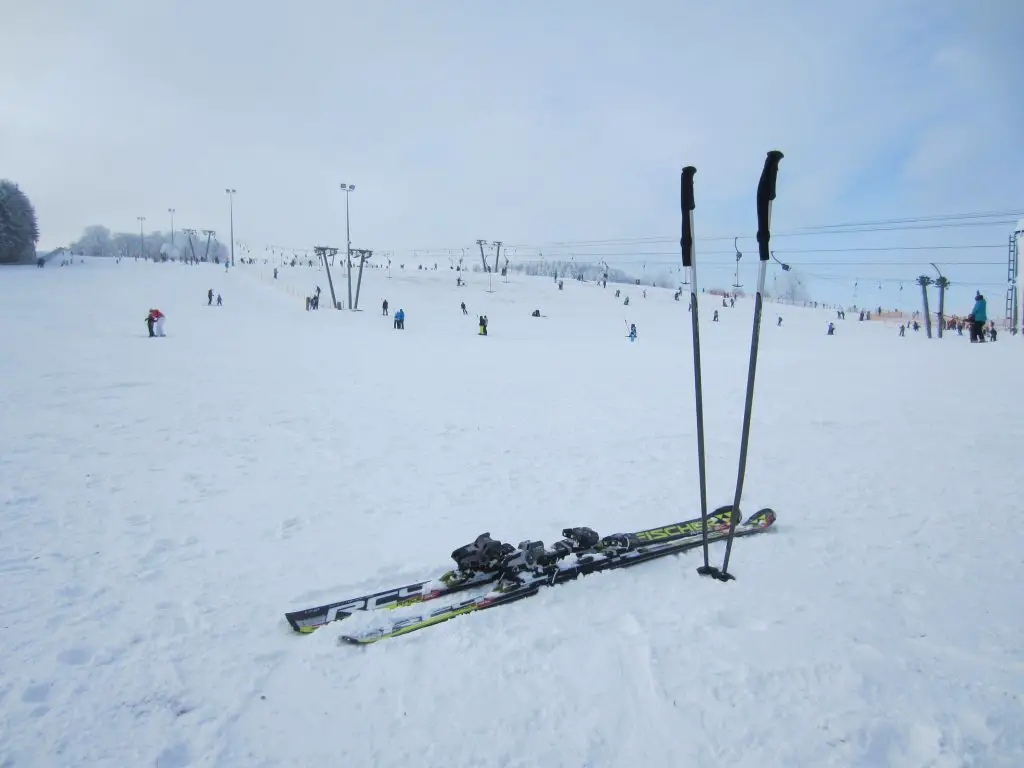 Skier auf Skihang Donnstetten