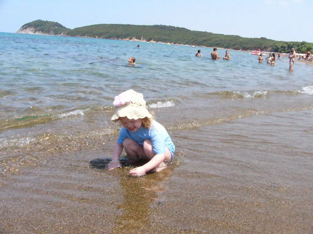 Kind am Strand von Donoratico