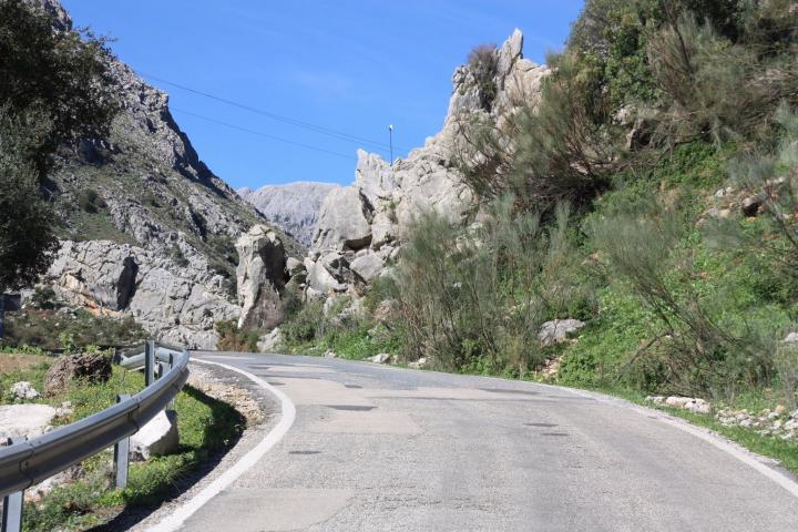 Straße durch die Axarquia nach Alfarnatejo
