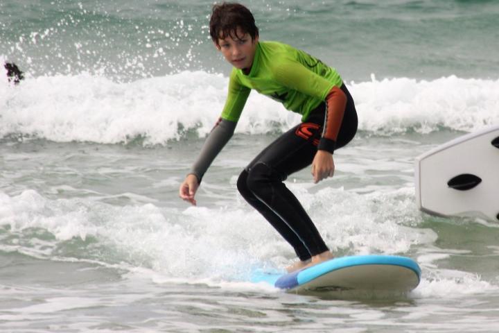 Kind surft in Devon